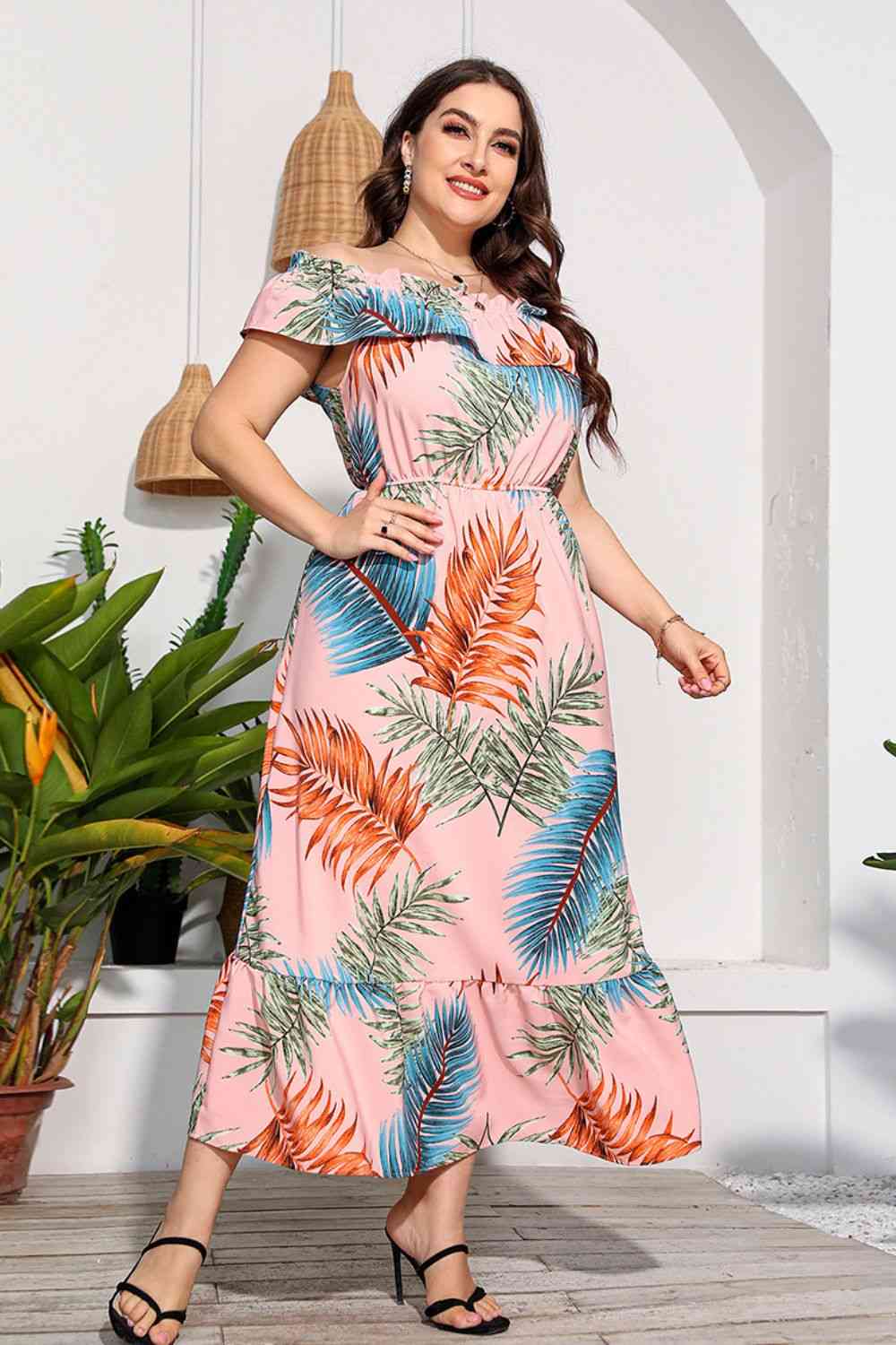 Vestido largo con hombros descubiertos y capas de tamaño completo