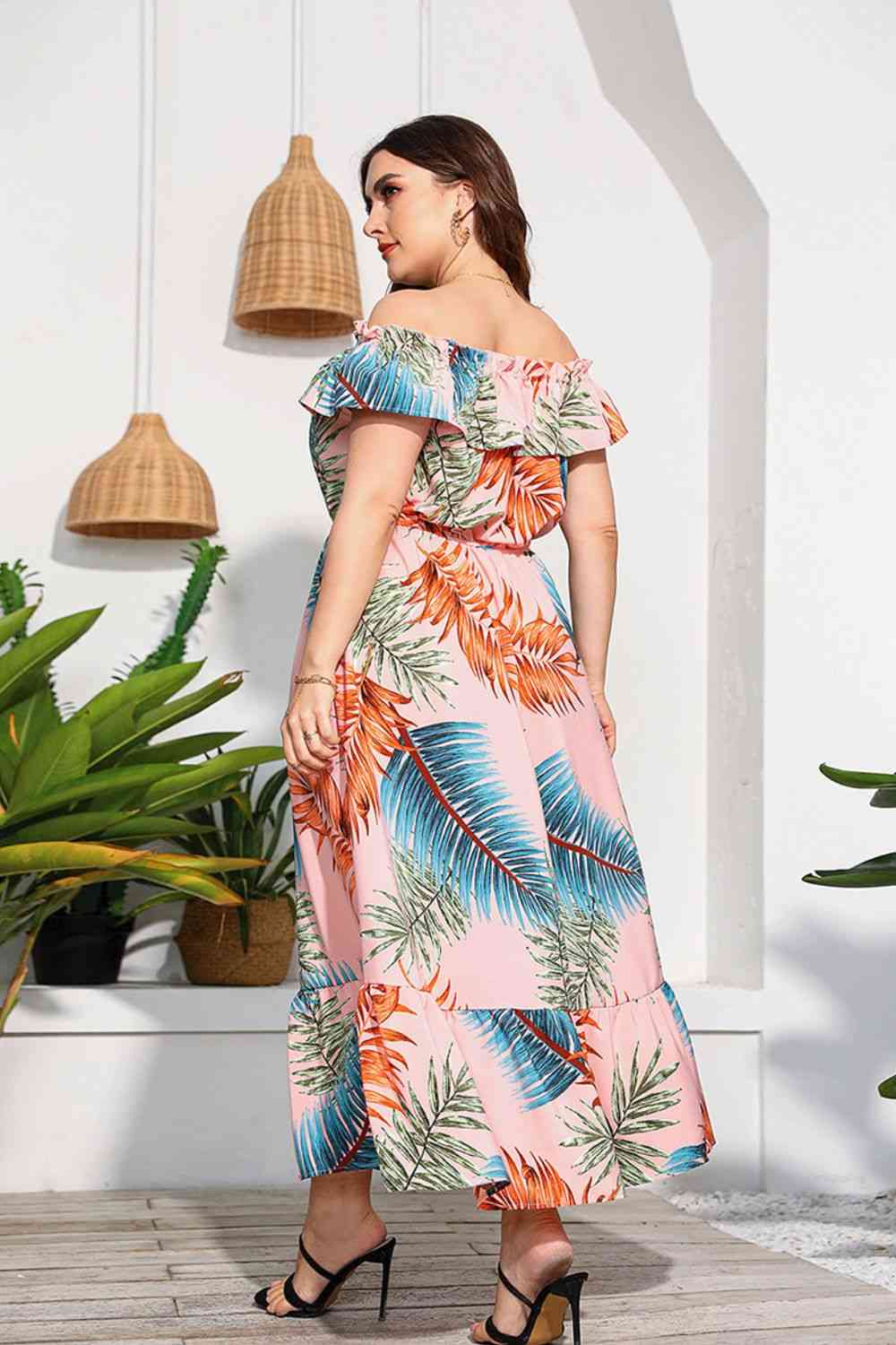 Vestido largo con hombros descubiertos y capas de tamaño completo