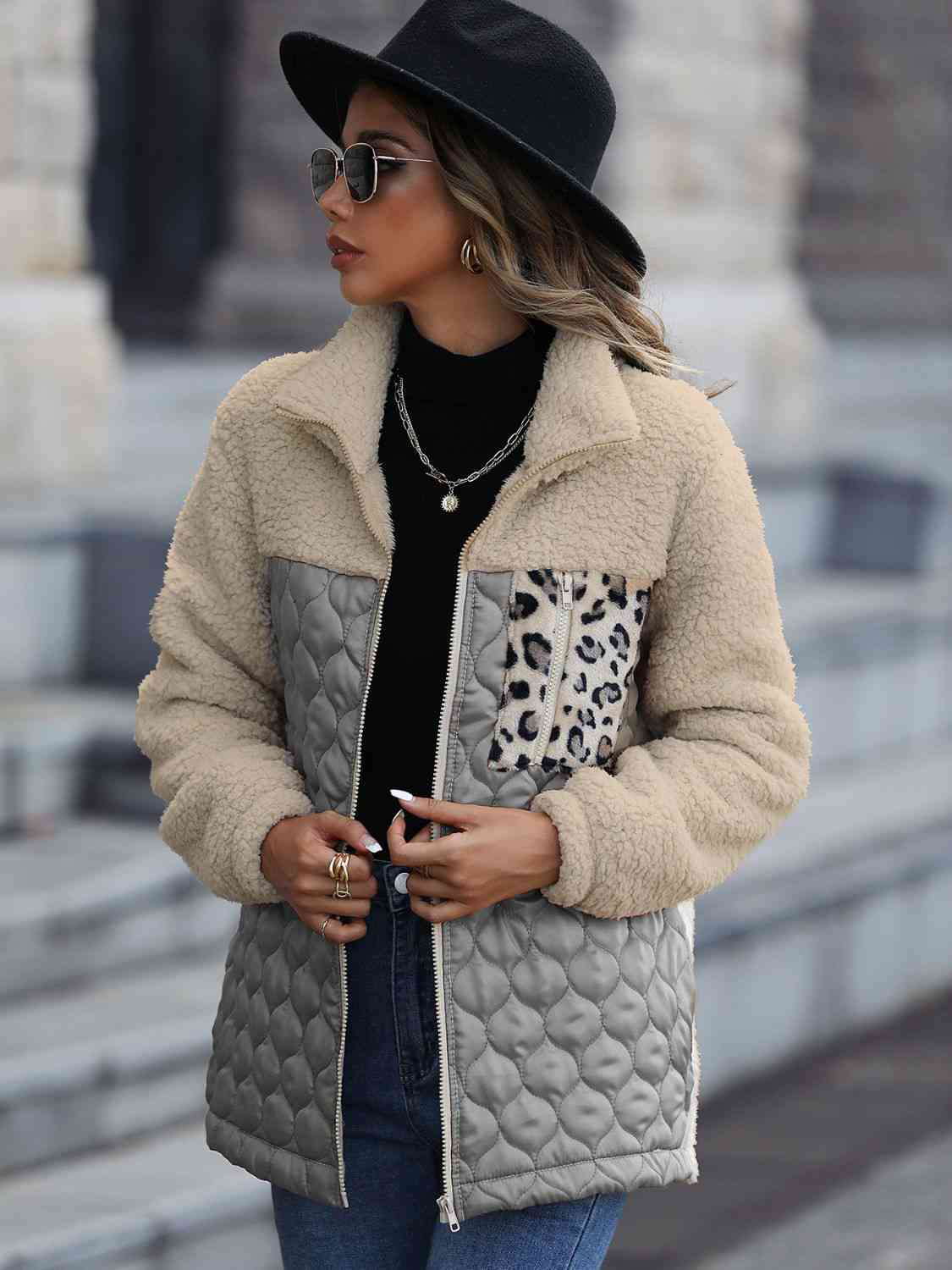 Chaqueta con cremallera y bloques de color de leopardo