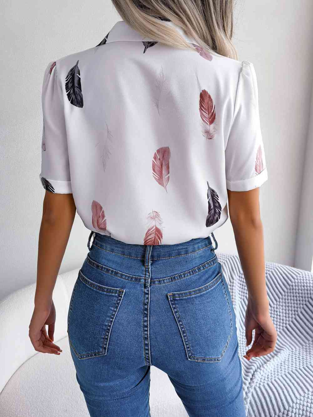 Camisa con mangas abullonadas y cuello de solapa con estampado de plumas