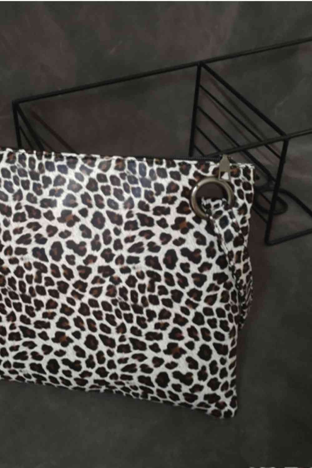 Clutch de piel sintética con estampado de leopardo