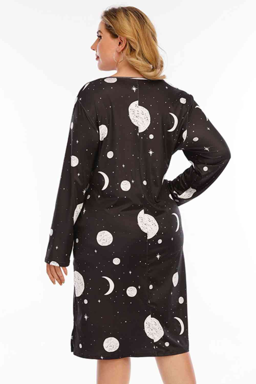 Vestido con cuello redondo y estampado de estrellas y lunas de talla grande