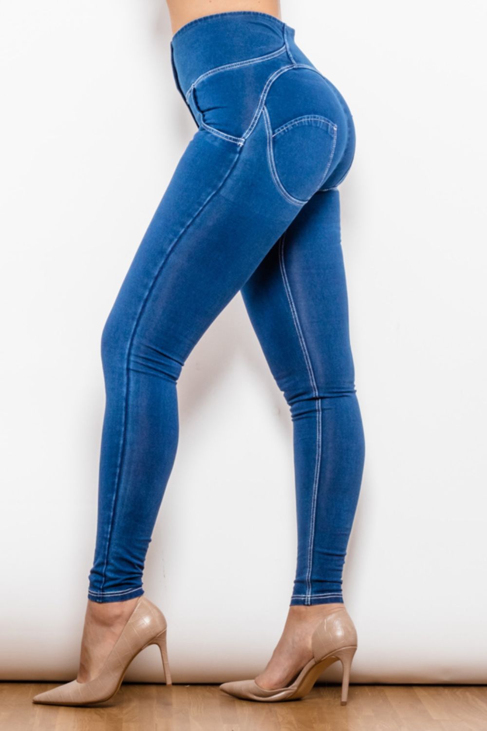Jeans largos ajustados con botones y cintura alta