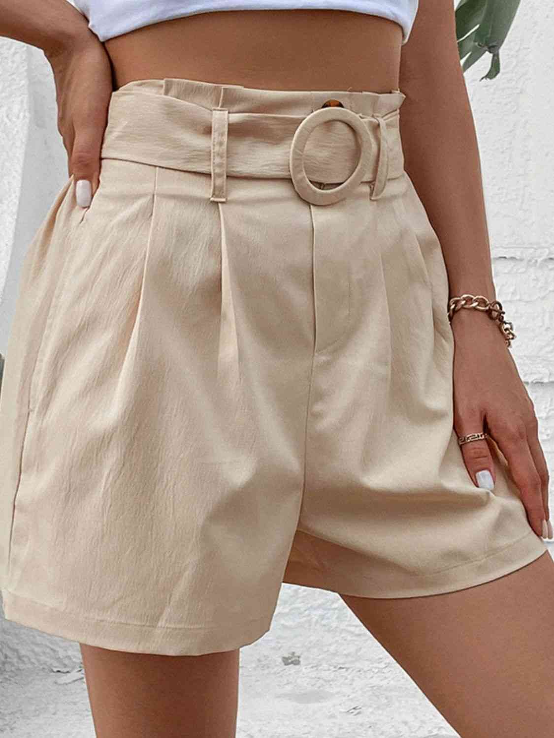 Shorts con cinturón y bolsillos