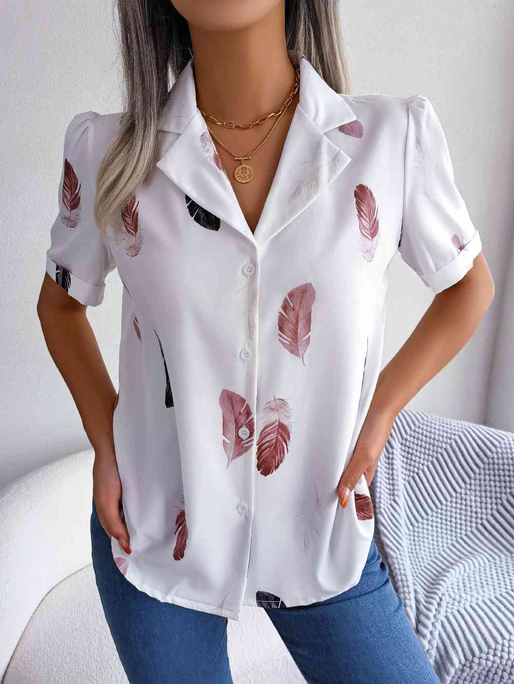 Camisa con mangas abullonadas y cuello de solapa con estampado de plumas