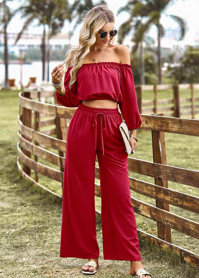 Conjunto de blusa con hombros descubiertos y pantalón con cordón en la cintura