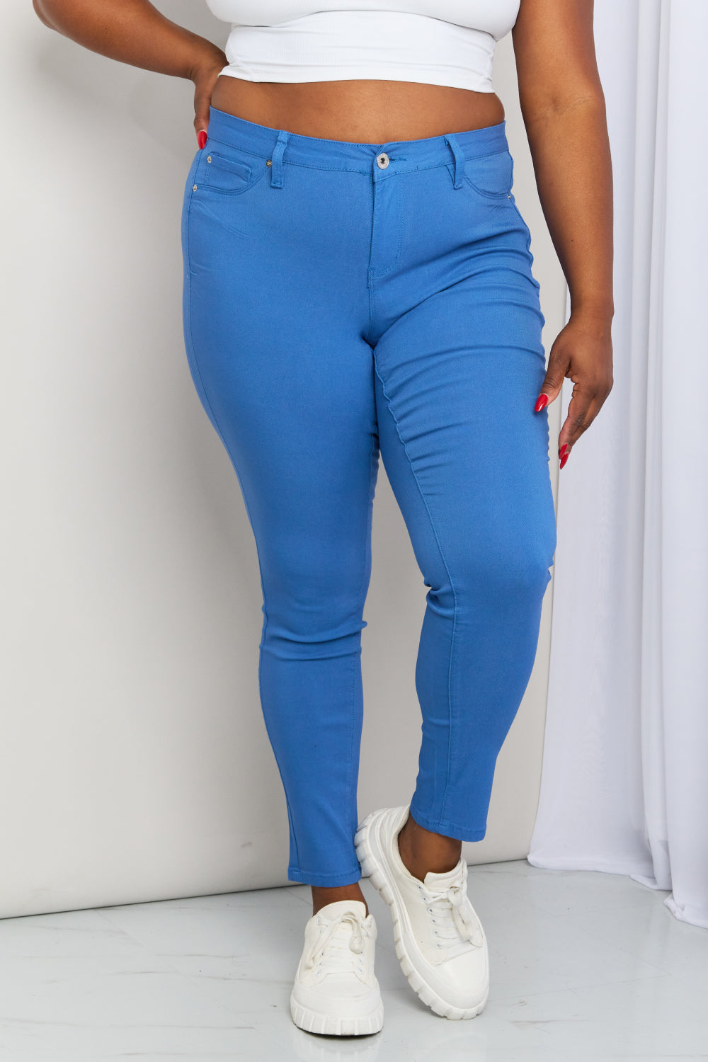YMI Jeanswear Vaqueros pitillo de talle medio y hiperelásticos de tamaño completo en azul eléctrico
