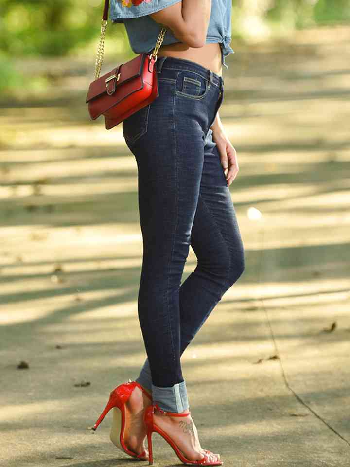 Jeans ajustados de tamaño completo con bolsillos