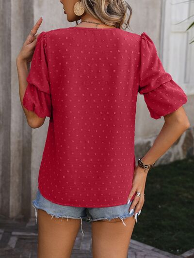 Blusa de manga corta con cuello en V y lunares suizos