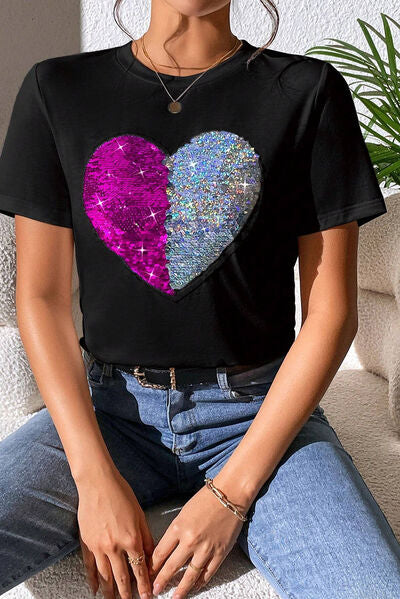 Camiseta de manga corta con cuello redondo y lentejuelas de corazón