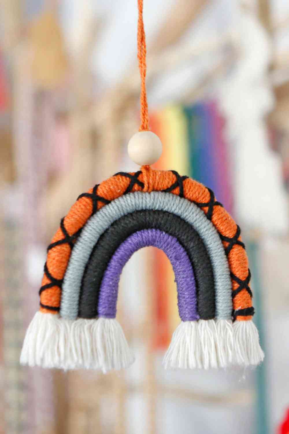 Llavero de algodón con cuentas de madera y forma de arcoíris de macramé con flecos