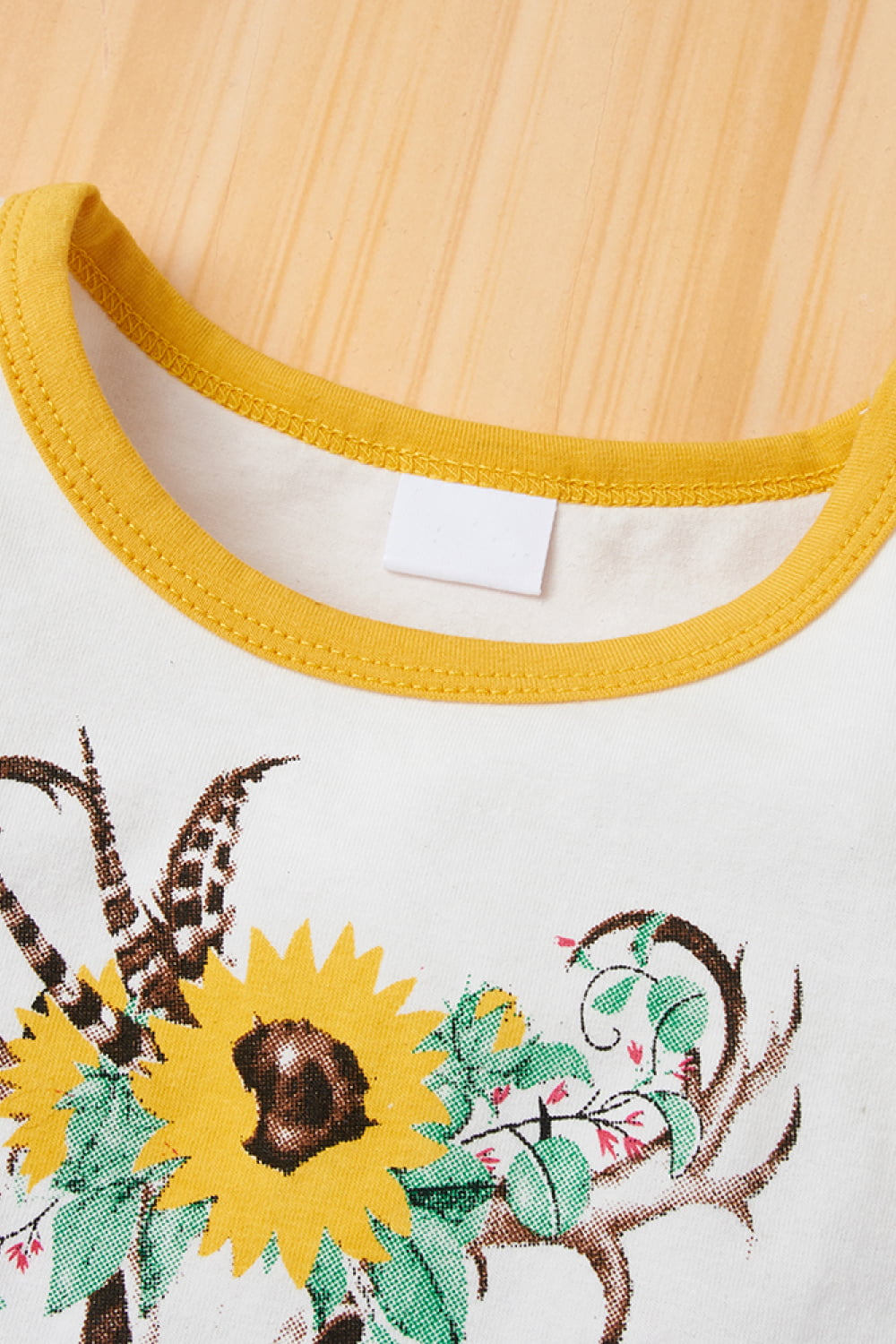 Conjunto de bebé niña de camiseta con estampado de manga acampanada y shorts florales
