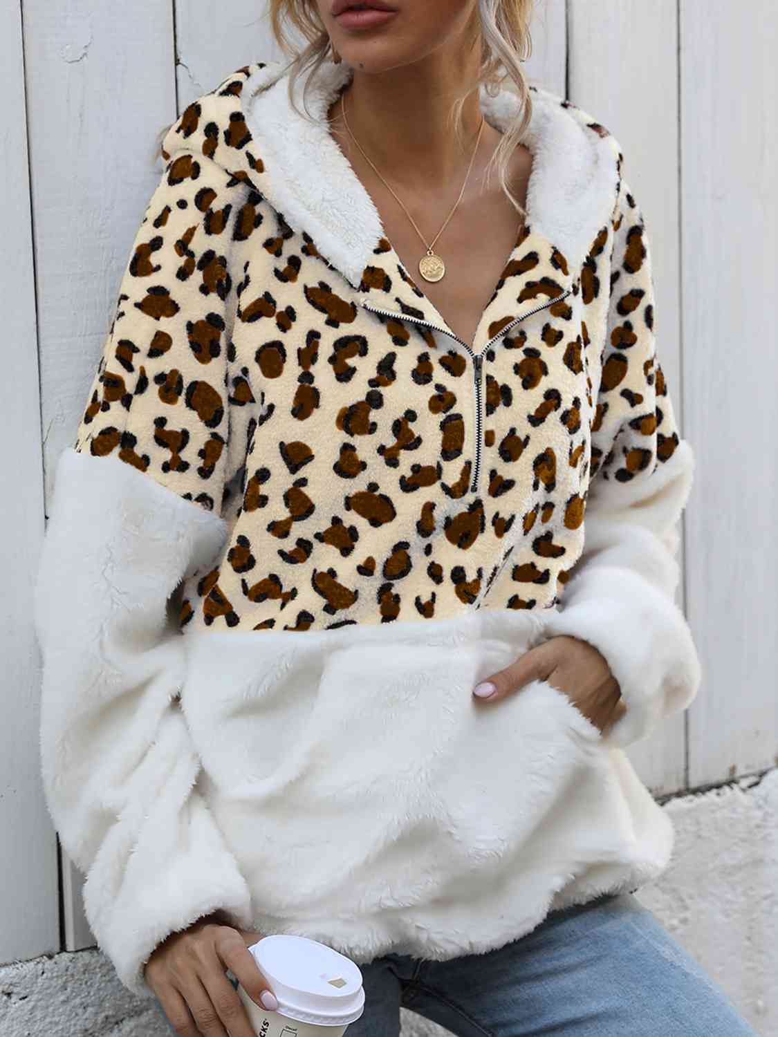 Sudadera con capucha y hombros caídos con media cremallera y leopardo