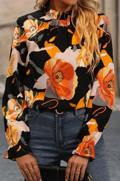 Blusa floral con cuello simulado y mangas con volantes