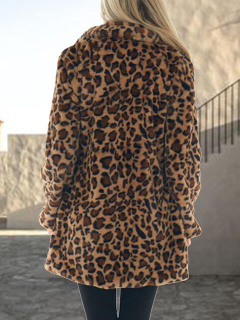 Abrigo con cuello de leopardo y bolsillos