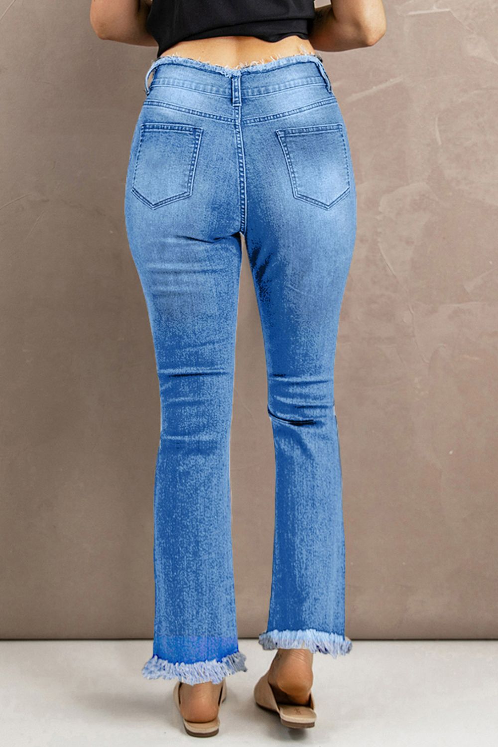 Jeans con dobladillo sin rematar y cintura alta