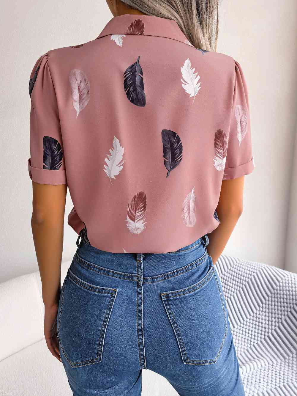 Camisa con mangas abullonadas y cuello de solapa con estampado de plumas