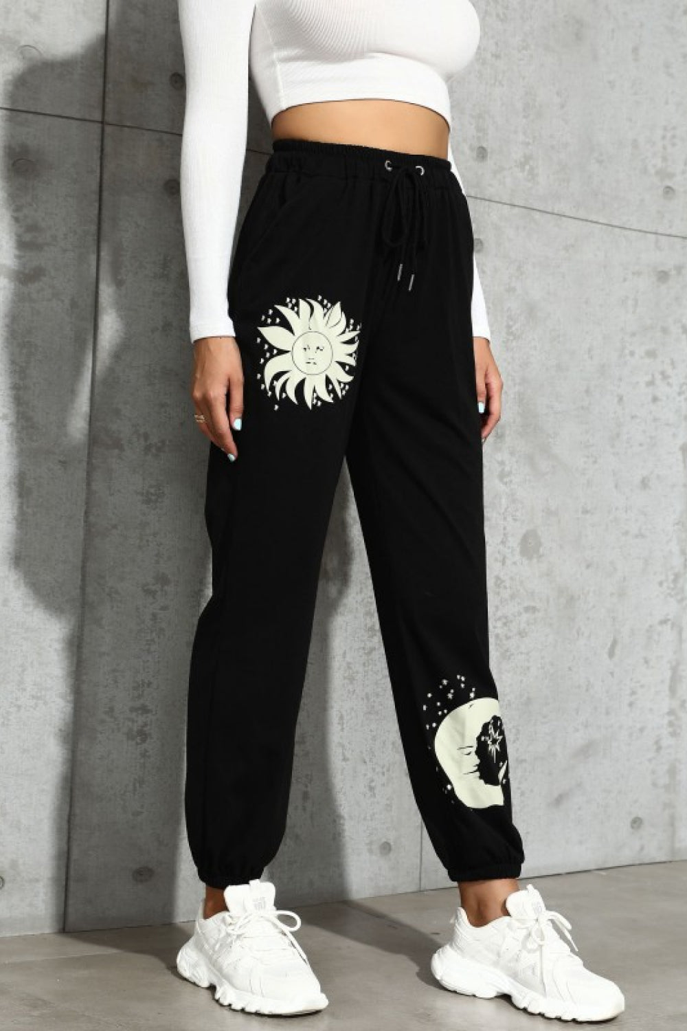 Joggers con cordón y estampado de sol y luna