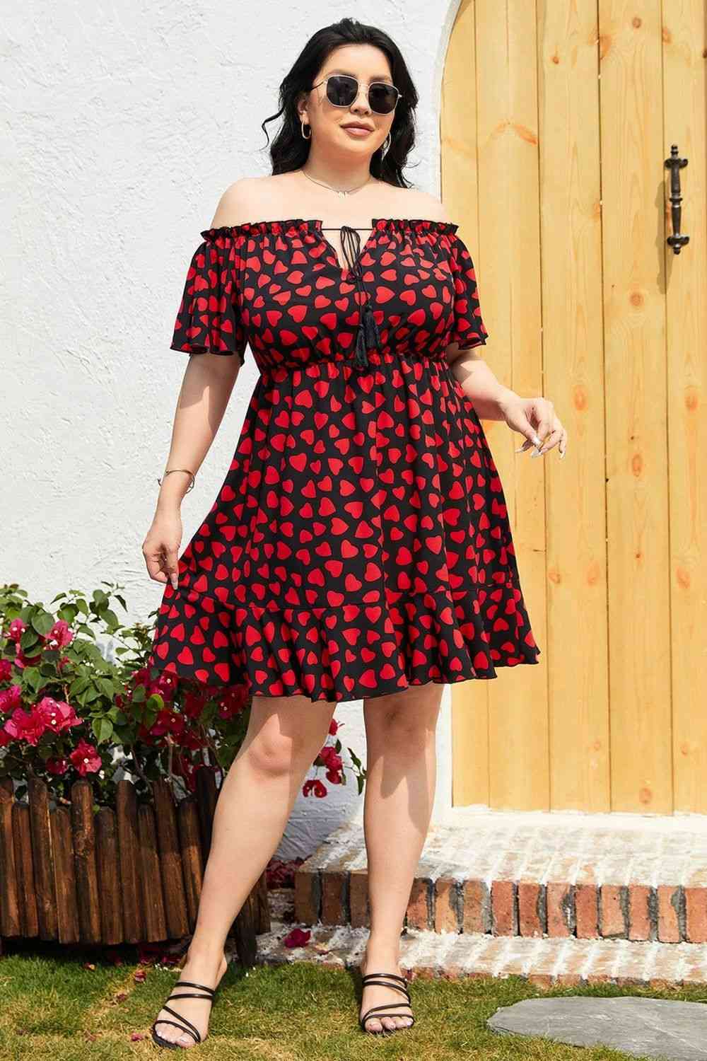 Vestido atado con hombros descubiertos y estampado de corazones de talla grande