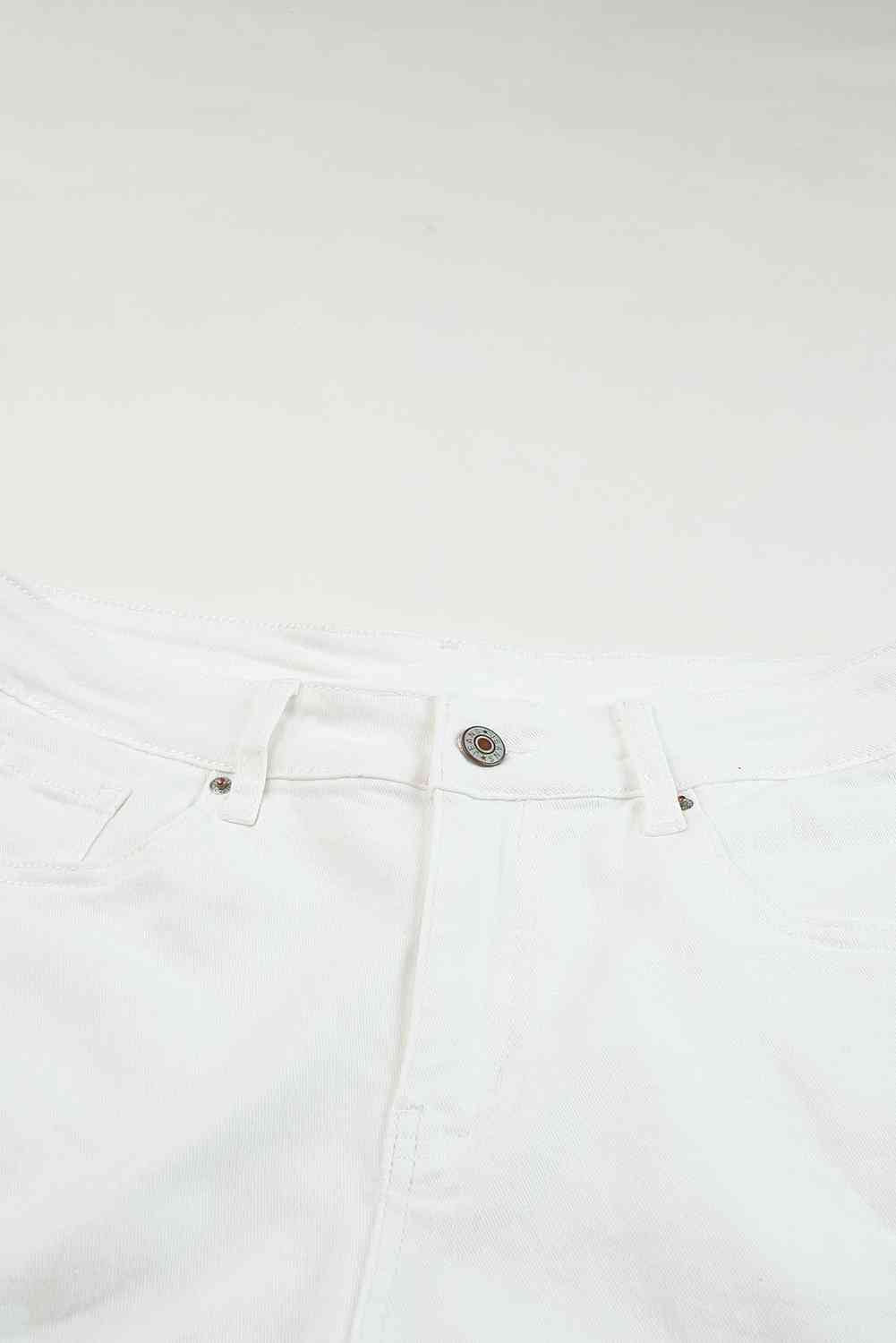 Shorts de mezclilla desgastados con dobladillo deshilachado y bolsillos
