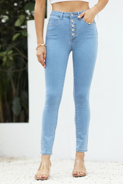 Jeans ajustados con bragueta de botones y cintura alta