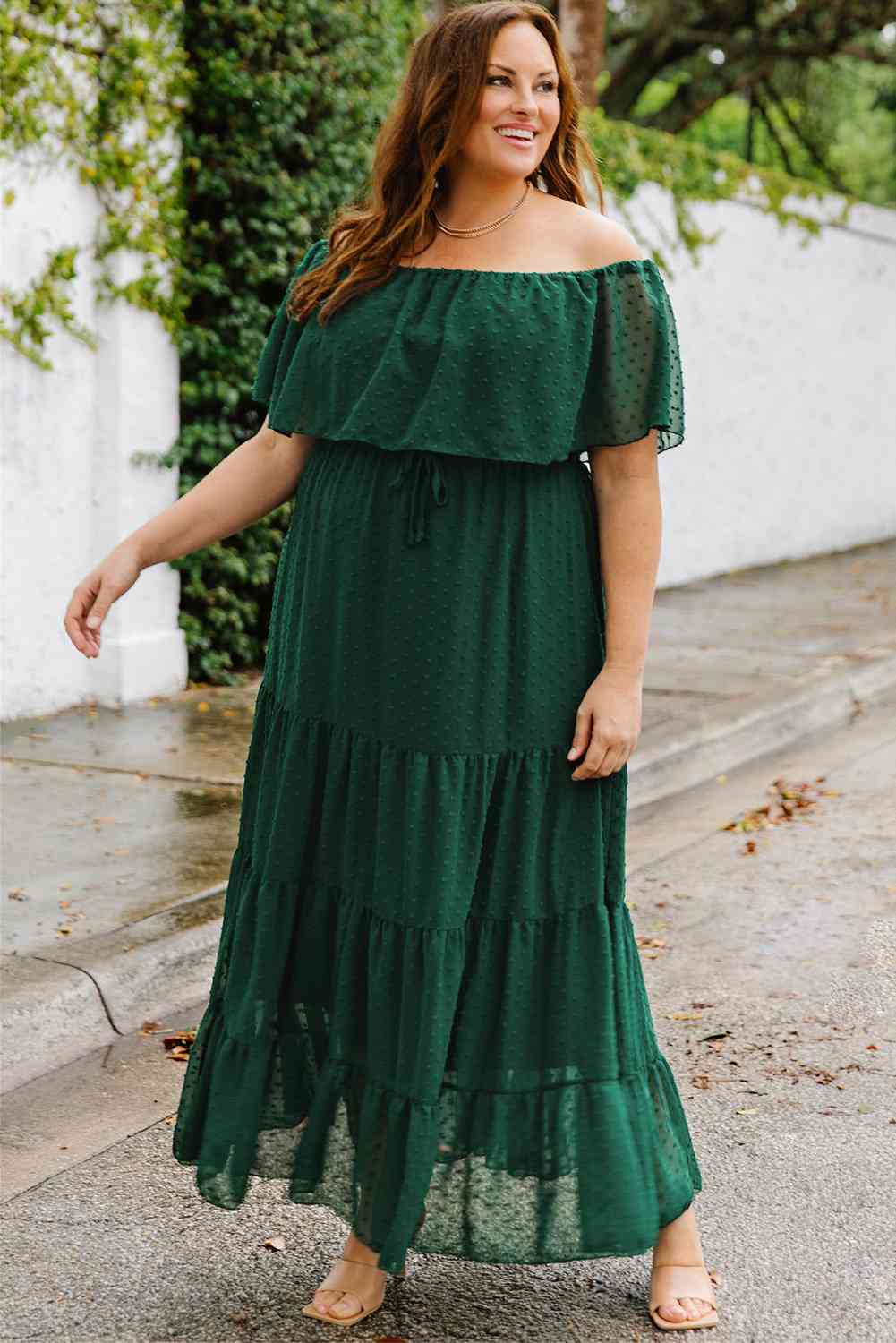 Vestido escalonado con hombros descubiertos y lunares suizos de talla grande