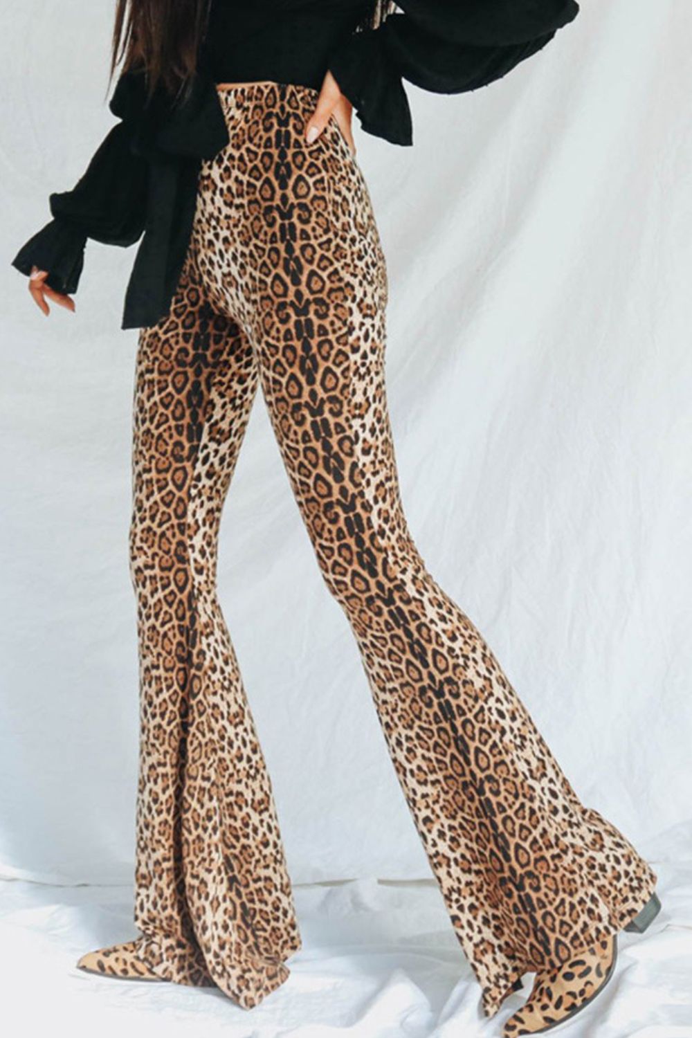 Pantalones acampanados con estampado de leopardo