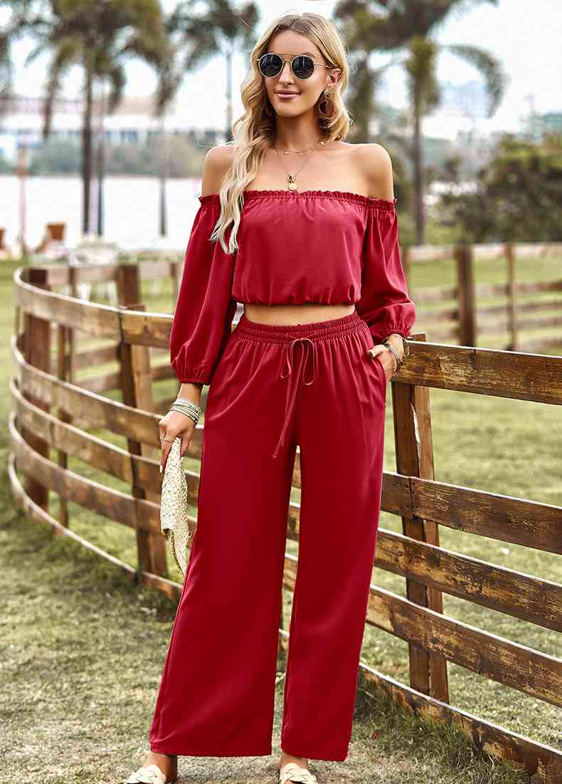 Conjunto de blusa con hombros descubiertos y pantalón con cordón en la cintura