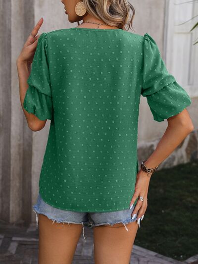 Blusa de manga corta con cuello en V y lunares suizos