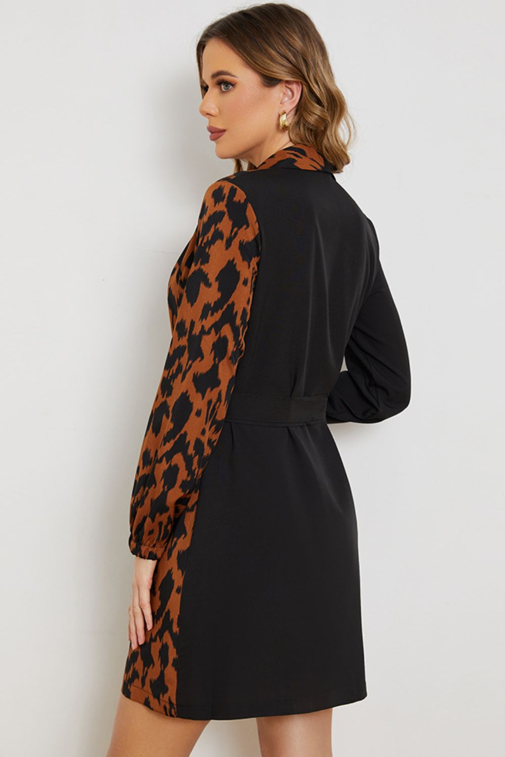 Vestido con cuello chal y cinturón con estampado de leopardo