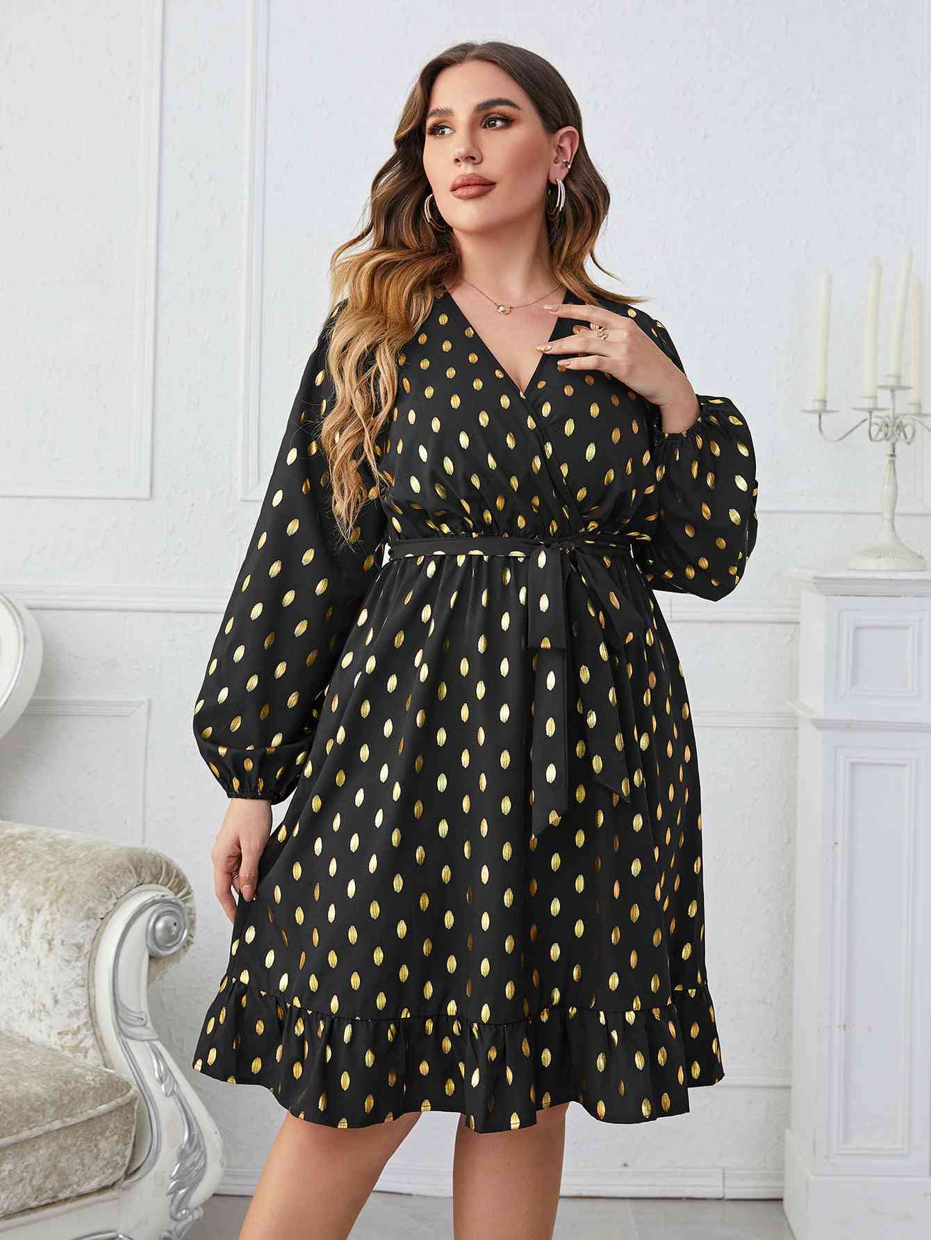 Vestido hasta la rodilla con cuello sobrepelliz y estampado de talla grande