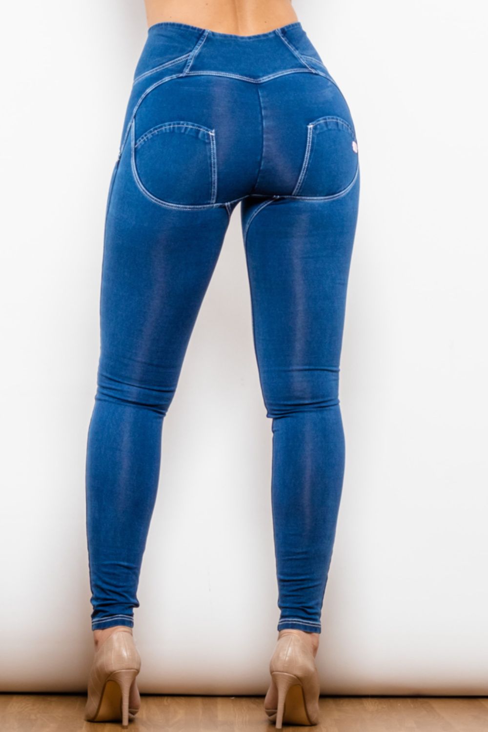 Jeans largos ajustados con botones y cintura alta