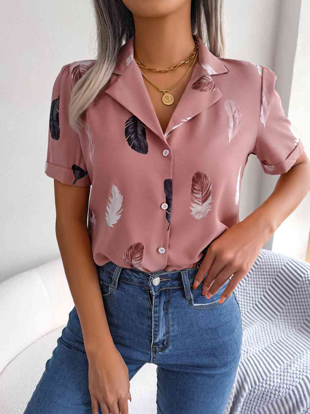 Camisa con mangas abullonadas y cuello de solapa con estampado de plumas