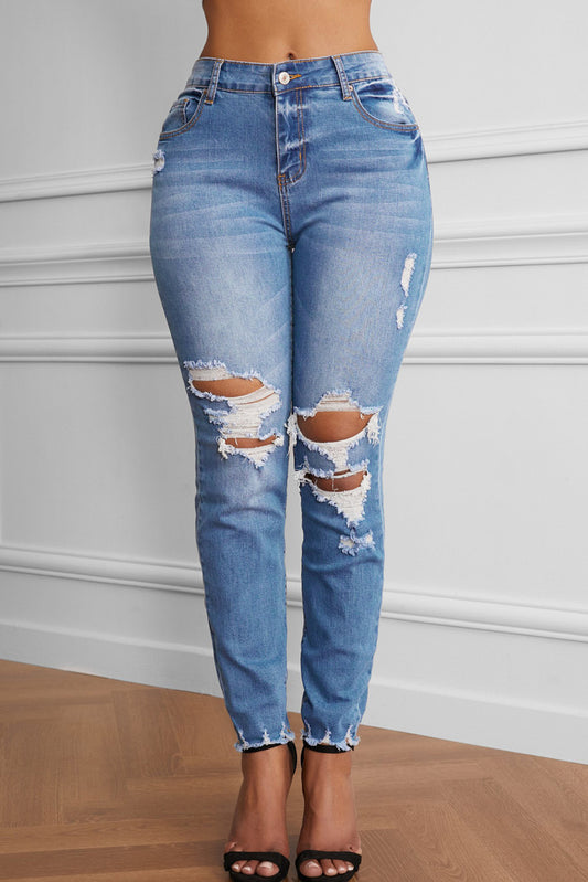 Jeans con dobladillo deshilachado sin rematar