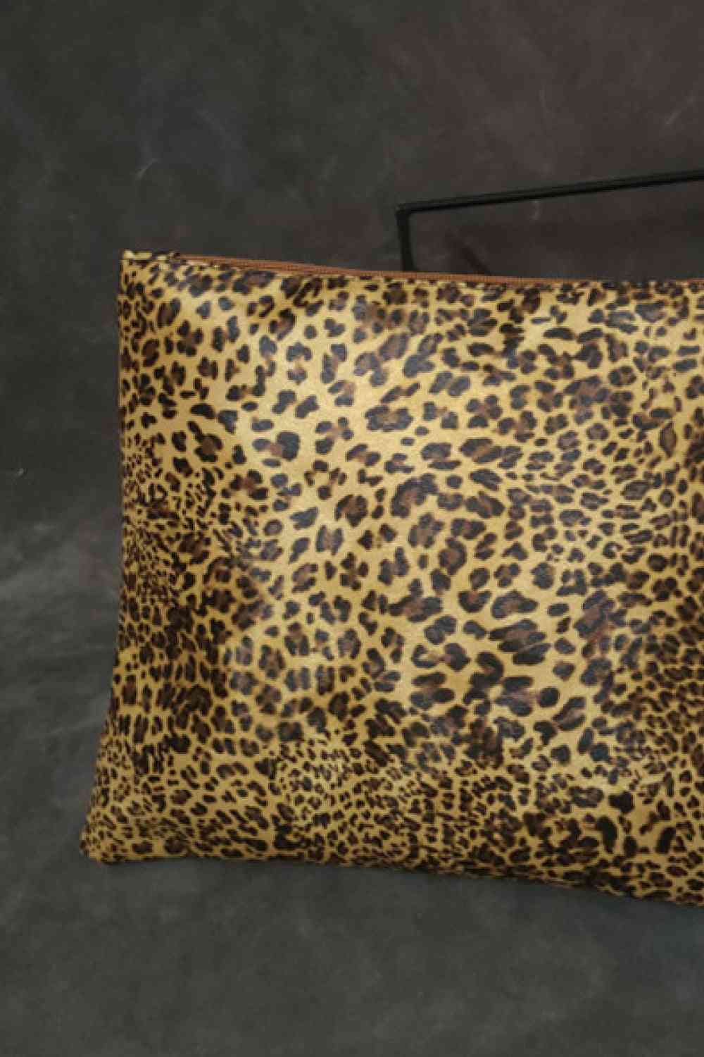 Clutch de piel sintética con estampado de leopardo