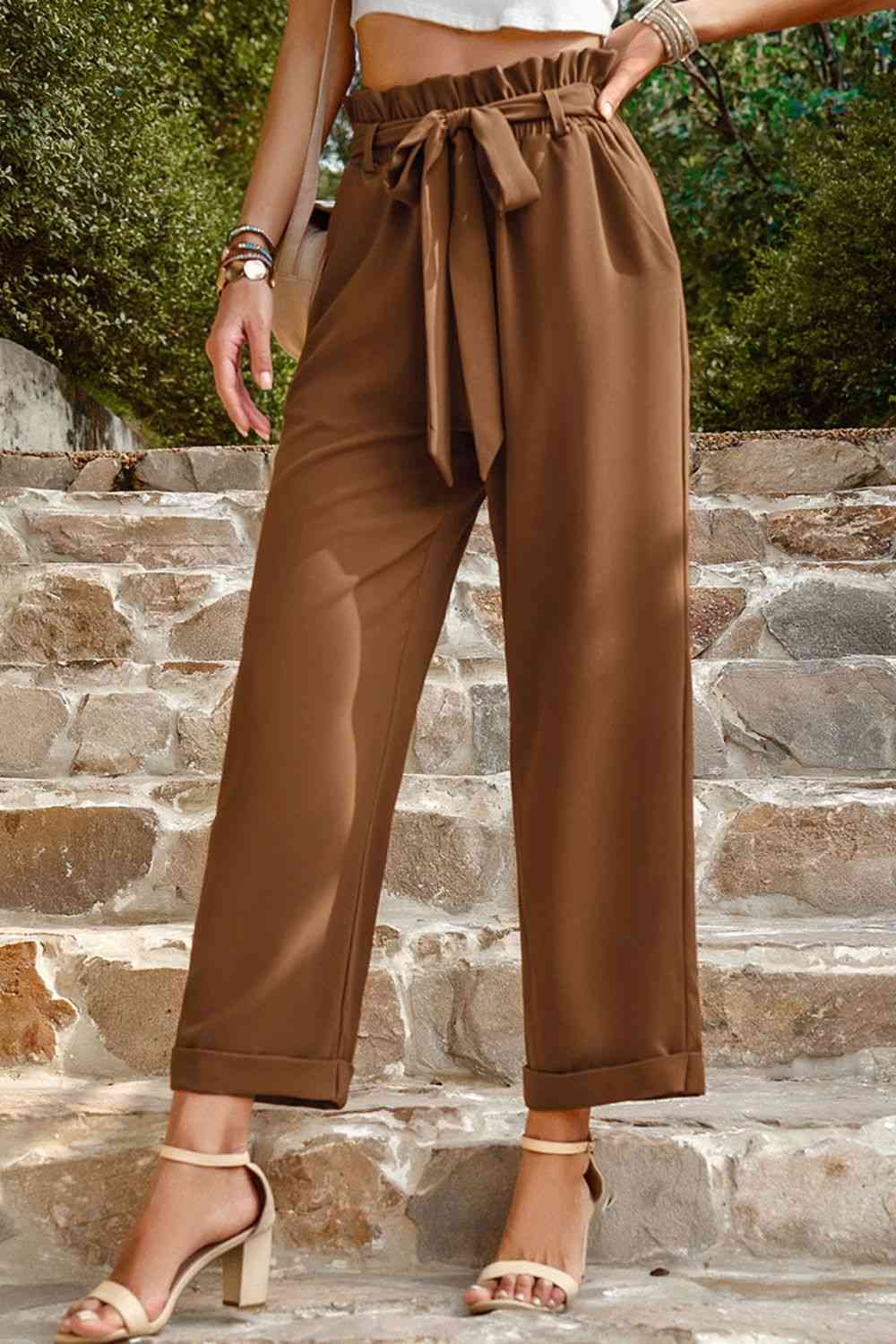 Pantalones rectos con cintura paperbag y cinturón con lazo