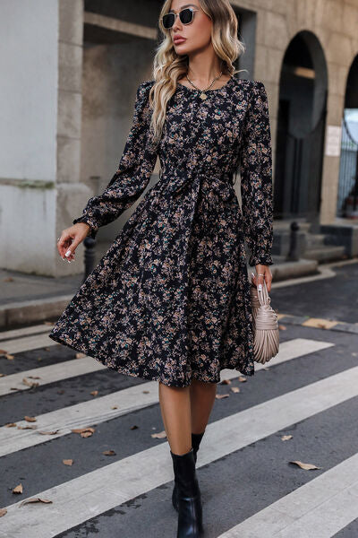 Vestido estampado con cuello redondo y mangas con volantes