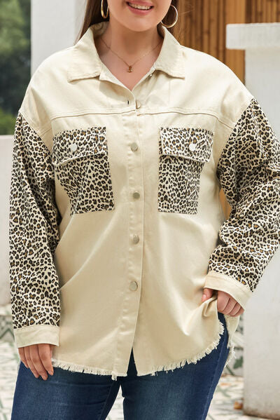 Chaqueta vaquera con dobladillo sin rematar y botones de leopardo de talla grande