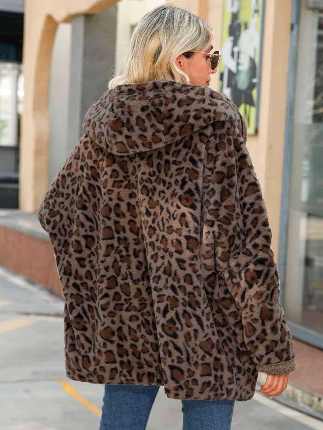 Abrigo con capucha de leopardo y bolsillos