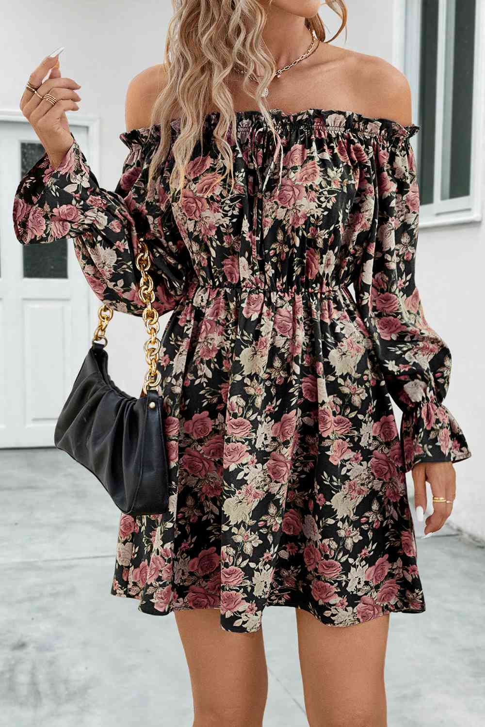 Vestido floral con hombros descubiertos y mangas con volantes