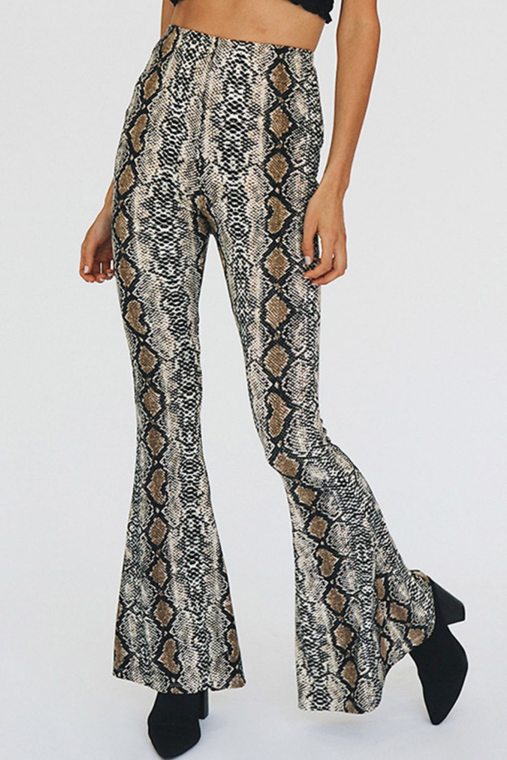 Pantalones acampanados con estampado de piel de serpiente