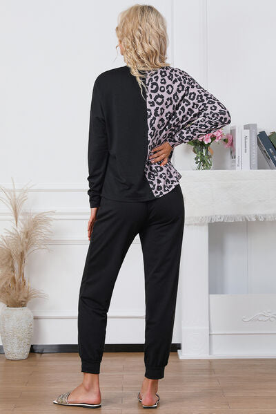Conjunto de salón con top con cuello redondo de leopardo y pantalones con cordón