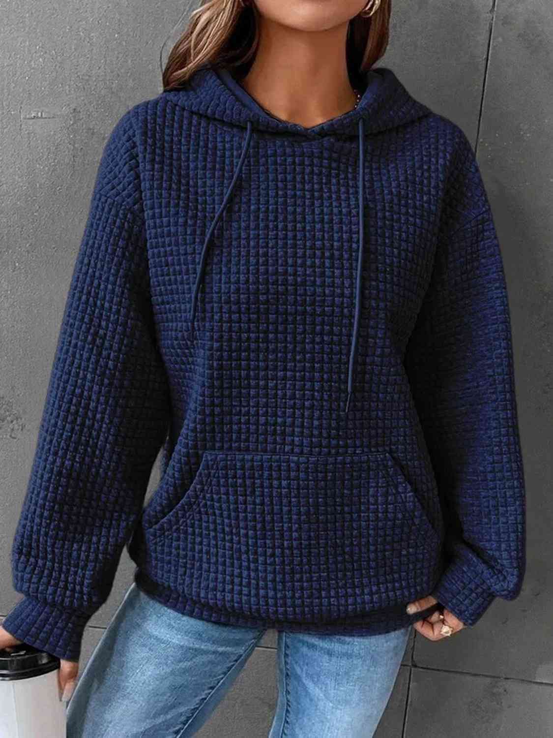 Sudadera con capucha texturizada con cordón y hombros caídos