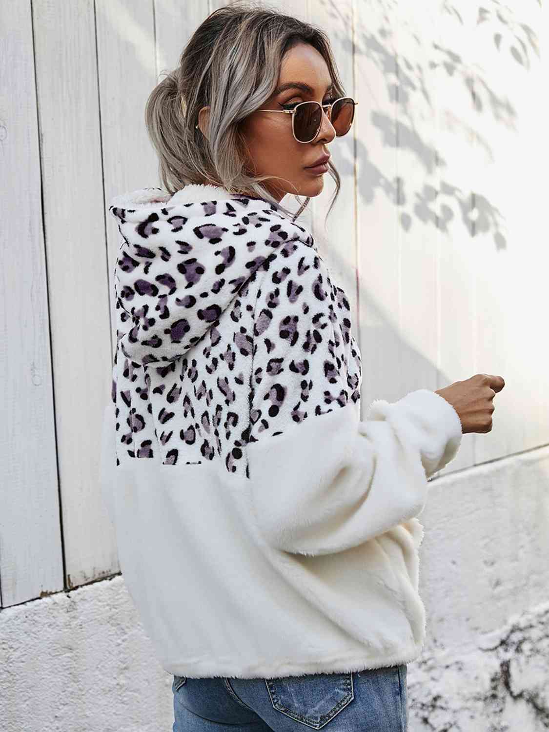 Sudadera con capucha y hombros caídos con media cremallera y leopardo