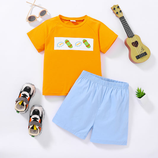 Conjunto de camiseta con estampado gráfico de manga raglán y pantalones cortos para niños