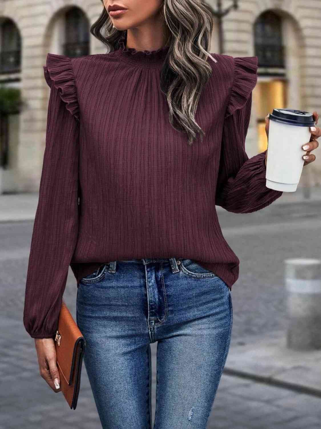 Blusa con hombros descubiertos y volantes