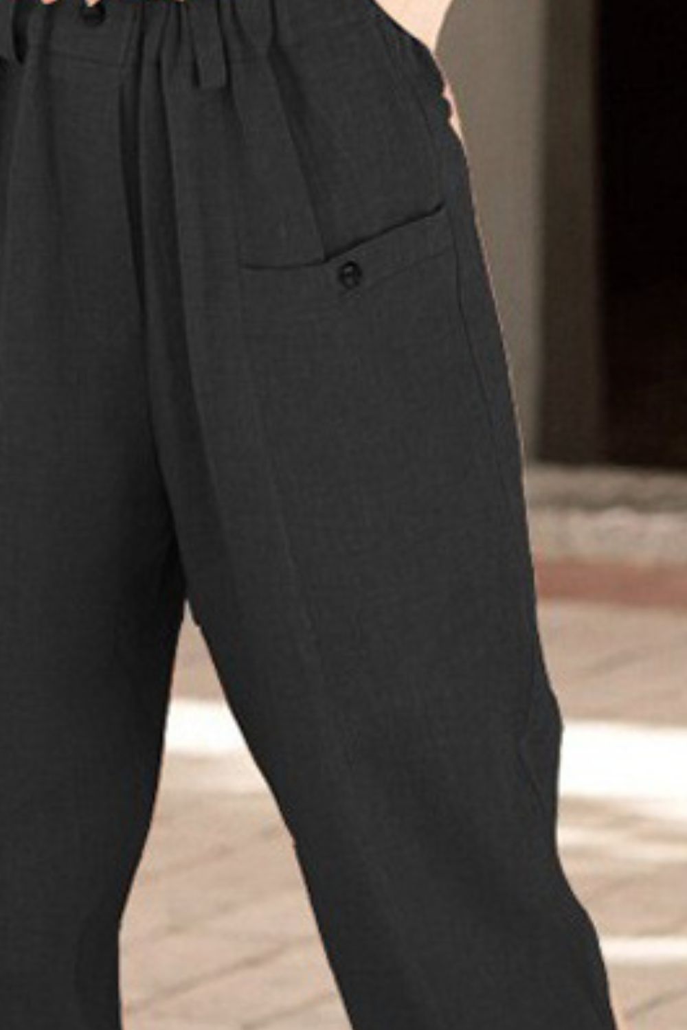 Pantalones con bolsillo y cintura elástica con detalle de botones