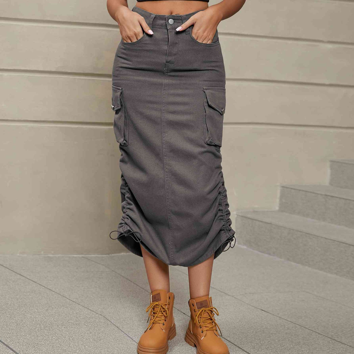 Falda midi de mezclilla con abertura fruncida y cordón