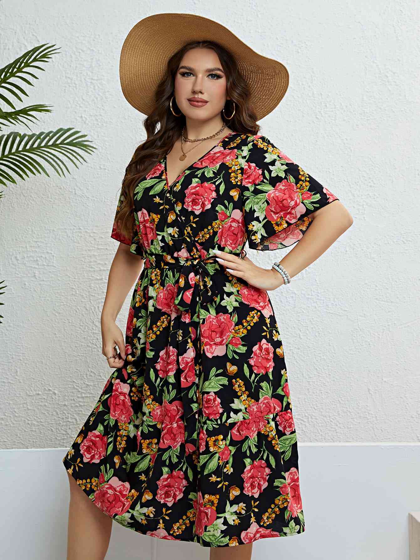 Vestido con sobrepelliz y cinturón con lazo floral de talla grande