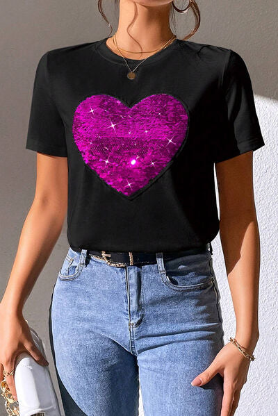 Camiseta de manga corta con cuello redondo y lentejuelas de corazón